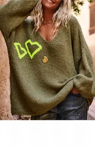 V-Ausschnitt Strickpullover in Salbeigrün mit neon-grünen Herzen und Grobstrick-Struktur