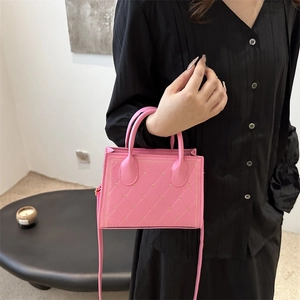 Mini borsa rosa trapuntata con piccoli cuori dorati e tracolla rimovibile