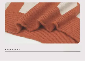 Dettaglio della trama del maglione a righe con bordo a costine e filato di lana soffice