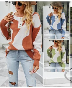 Dettagli del maglione in maglia jacquard color-block con bottoni e motivo a onde
