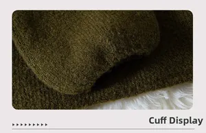 Detailansicht der gefalteten Ärmelbündchen an einem dunkel olivgrünen Herz-Strickpullover