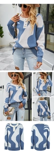 Dettagli del maglione in maglia blu e bianco con tre bottoni sullo scollo e polsini a coste