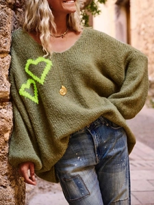 V-Ausschnitt Strickpullover für Damen in Olivgrün mit Herzmuster und entspannter Passform