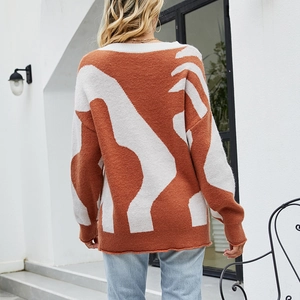 Maglione in maglia da donna arancione e beige con blocchi di colore e jeans