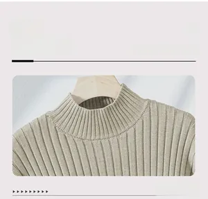 Détail de la maille côtelée sur une robe beige à col montant avec coutures fines