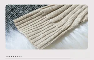 Gros plan sur des poignets en maille côtelée beige montrant une texture élastique de qualité
