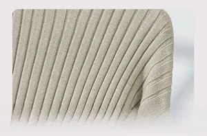 Détail macro du tricot côtelé beige de qualité montrant texture douce et élasticité