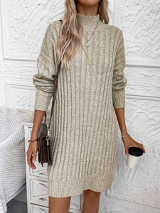 Robe élégante en maille marron clair à col roulé et manches longues avec texture côtelée