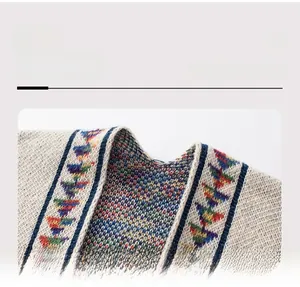 Detailansicht des ethnischen Jacquard-Ausschnitts an einem Strickponcho aus Wolle