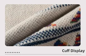 Detailaufnahme der Stricktextur und bunte geometrische Muster am Ärmelbündchen