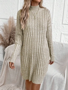 Robe en tricot beige à col montant pour femme, coupe ample et manches longues