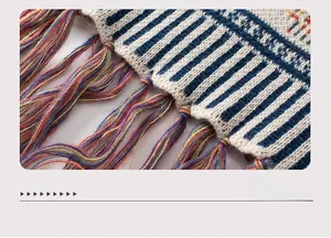 Detail des Bohemian-Strickschals Saum mit bunten Fransen und blauem Streifenmuster