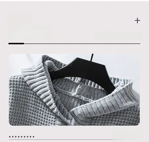 Nahaufnahme des grauen Chenille-Strickpullover-Ausschnitts mit weichen Rippenstrukturen