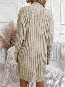 Robe pull en maille avoine à col montant et texture côtelée avec une coupe décontractée