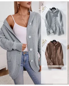 Details des Waffelstrick-Cardigans mit Kapuze, großen Knöpfen und vorderen Taschen