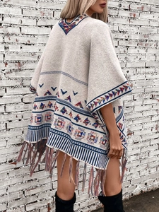 Böhmischer Strickponcho mit geometrischem Muster und Fransen in lockerer Passform
