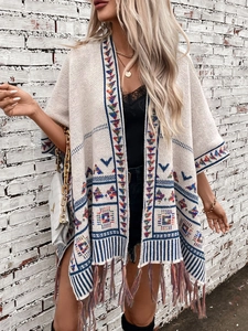 Details des Boho-Strickschals mit geometrischem Ethno-Muster und bunten Fransen am Saum
