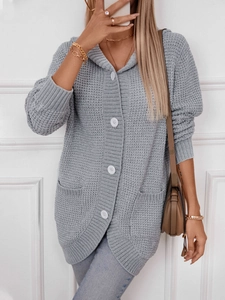 Lässige graue Waffelstrick-Strickjacke mit weißen Knöpfen und Taschen für einen modernen Look