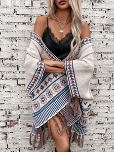 Gestrickter Boho-Poncho für Damen mit geometrischen Mustern und Fransendetails