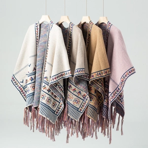 Details von böhmischen Strickschals mit Fransen und bunten geometrischen Jacquard-Mustern