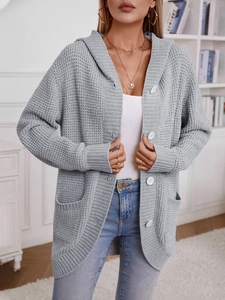 Nahaufnahme des grauen Strickcardigans mit Kapuze, Waffelstruktur und weißen Knöpfen