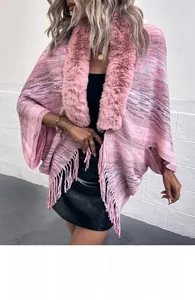 Détail d'un châle en tricot rose-violet avec col en fausse fourrure et franges
