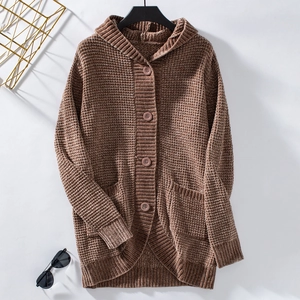Detail der kaffeebraunen Strickjacke mit Kapuze, Waffelstruktur und Knopfverschluss