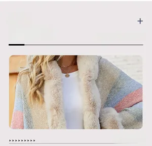 Détail du col avec bordure en fausse fourrure beige sur un poncho en maille rayée