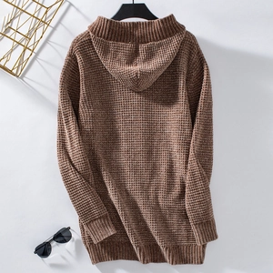 Detailansicht der braunen Strickjacke mit Wabenstruktur und dicken Rippbündchen