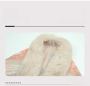 Détails de l'encolure d'un châle en tricot rayé arc-en-ciel avec col en fausse fourrure