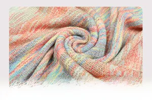 Gros plan sur le tricot arc-en-ciel aux motifs ondulés colorés et textures de fil doux