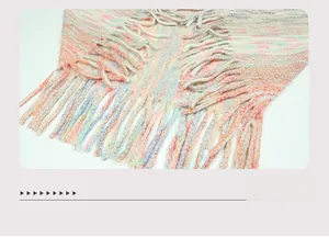 Détail macro du tricot à rayures arc-en-ciel avec texture douce et franges bohèmes