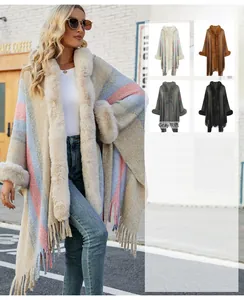 Détail d'un poncho en tricot avec col en fausse fourrure et motif à rayures colorées