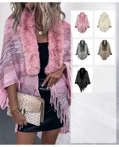 Détail du châle en maille avec col en fausse fourrure et franges en cinq coloris