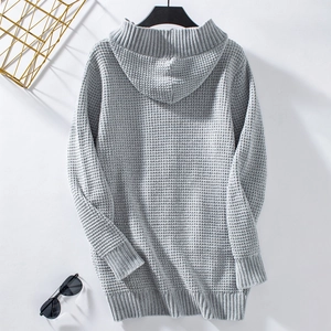 Nahaufnahme der grauen Waffelstrick-Struktur und Rippbündchen am langen Kapuzenstrickjacke