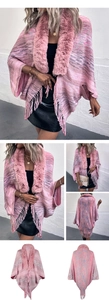 Détail du poncho en tricot à rayures roses avec col en fausse fourrure et franges