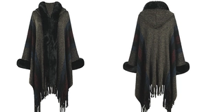 Vue détaillée du poncho en tricot rayé avec col en fausse fourrure et bords à franges