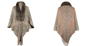 Détail recto verso du poncho tricoté arc-en-ciel avec col en fourrure et franges en bas