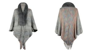 Détail du poncho en maille colorée avec col en fausse fourrure grise et longues franges