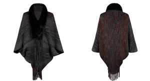 Détail du poncho en tricot à rayures arc-en-ciel avec col en fausse fourrure et franges