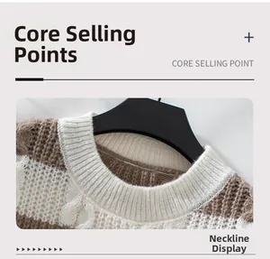 Détail de l'encolure ronde d'un pull en maille torsadée rayé blanc et marron