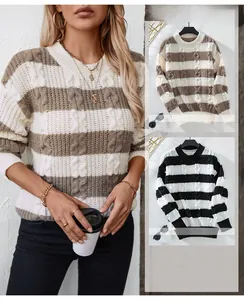 Détail de maille torsadée et texture rayée sur un pull à col rond confortable
