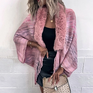 Châle en tricot avec col en fausse fourrure et franges aux tons rose et violet