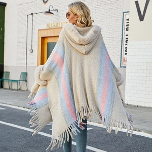 Poncho à rayures pour femmes avec capuche, bordure en fausse fourrure et longues franges