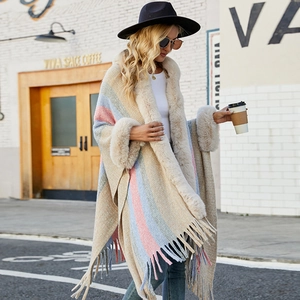 Poncho à capuche chic à rayures beige pour femme avec garniture en fourrure et franges