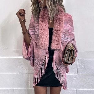 Poncho tricoté pour femme avec col en fausse fourrure rose et ourlet à franges chic
