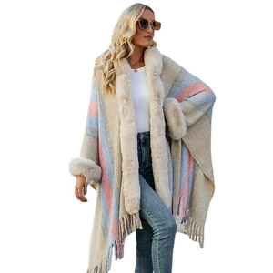 Poncho en tricot rayé bohème avec bordure en fausse fourrure et franges sur fond blanc