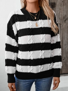 Gros plan sur le motif torsadé à rayures noires et blanches du pull en maille douce