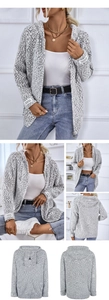 Detail der grauen Strickjacke mit Kapuze, Kordelzug und gewebtem Ärmelaufnäher