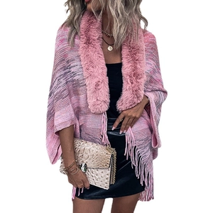 Poncho tricoté rose et violet pour femme avec col en fausse fourrure et détails de franges